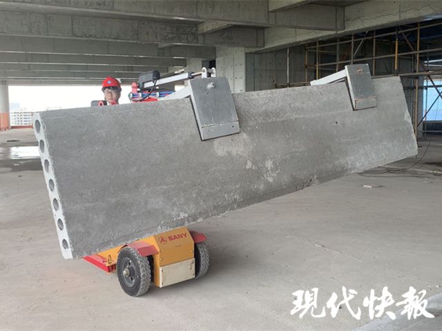 小块头大力气！墙板安装机器人现身南京可提起400公斤重量(图2)