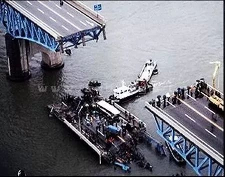 2死2失联、多人落水安徽一在建桥梁突然垮塌！(图8)