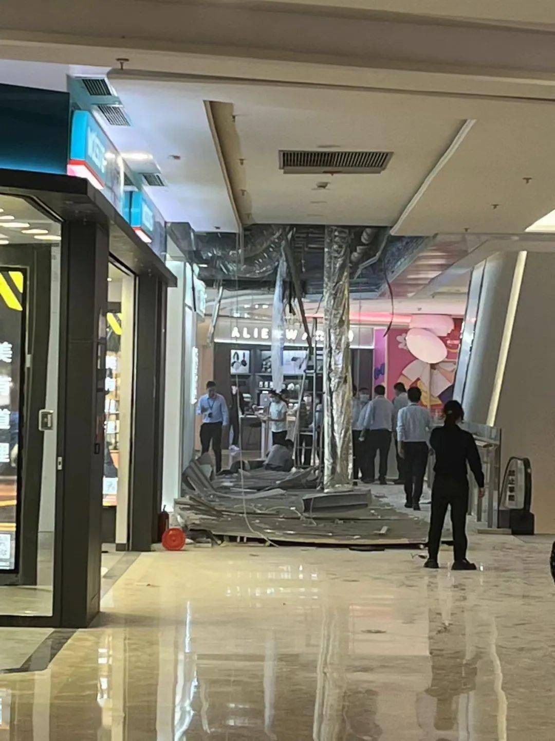突发！福州一商场天花板坍塌！有人受伤……(图2)